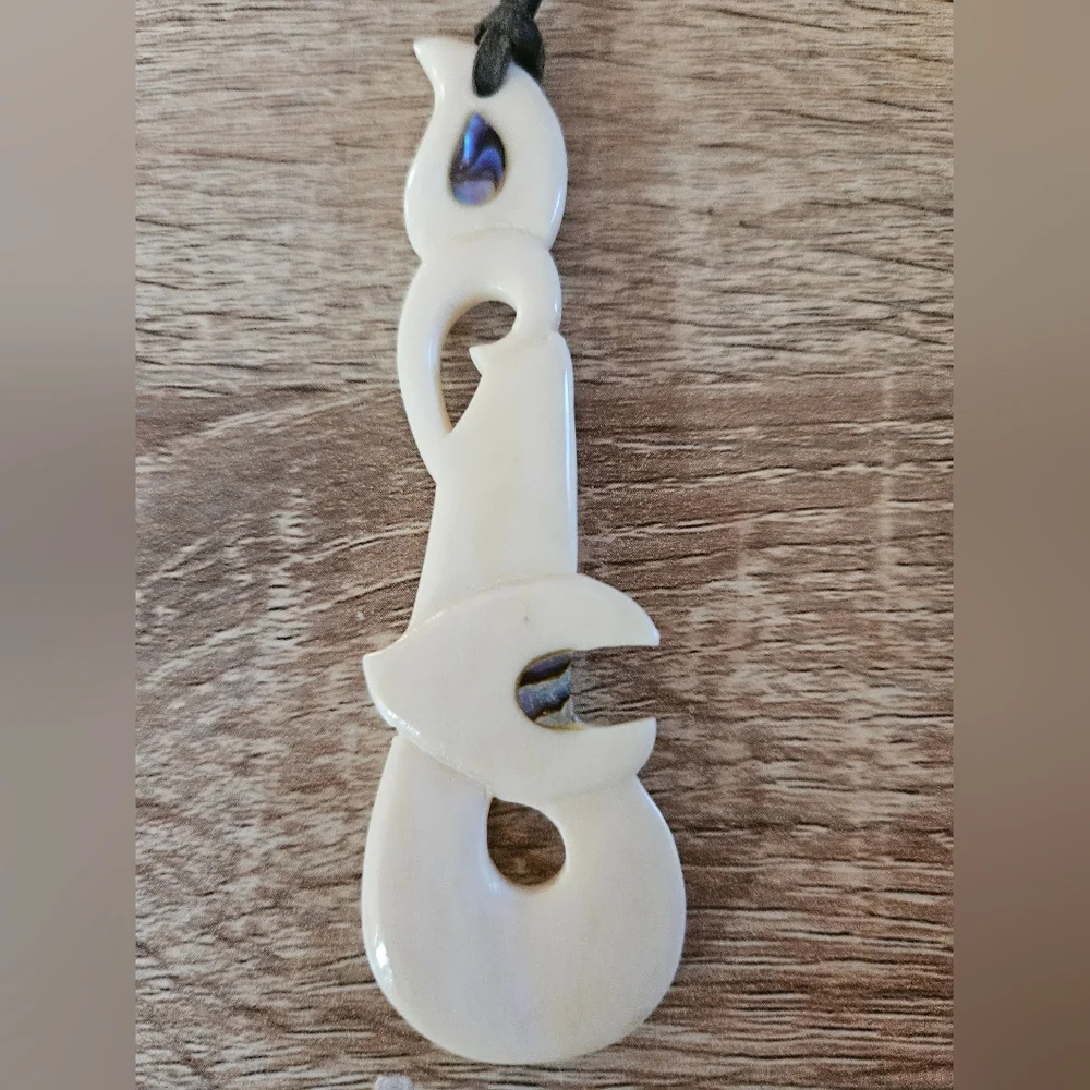 Polynesian Hand Carved Bone Fish and Abalone With Black Leather Chain - Picture 7 of 7